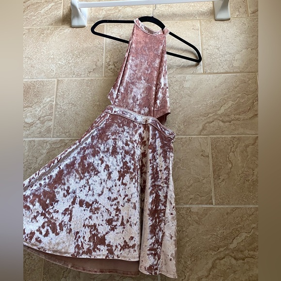 ✨HOLLISTER Cutout High-neck Velvet Skater Dress Pink Champagne Small - Picture 6 of 8